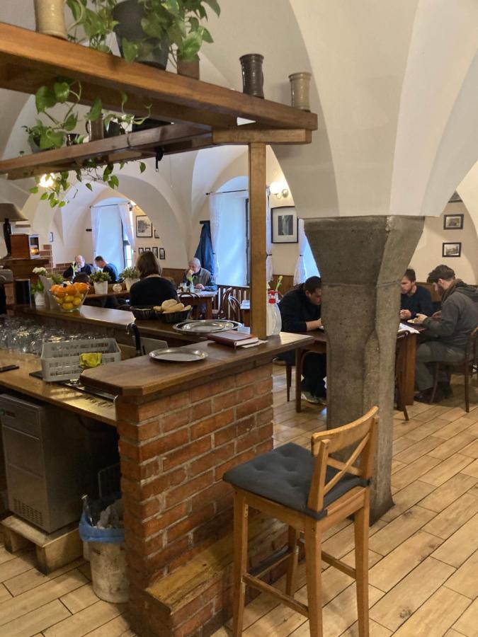 Penzion A Restaurace Modra Ruze ターボル エクステリア 写真