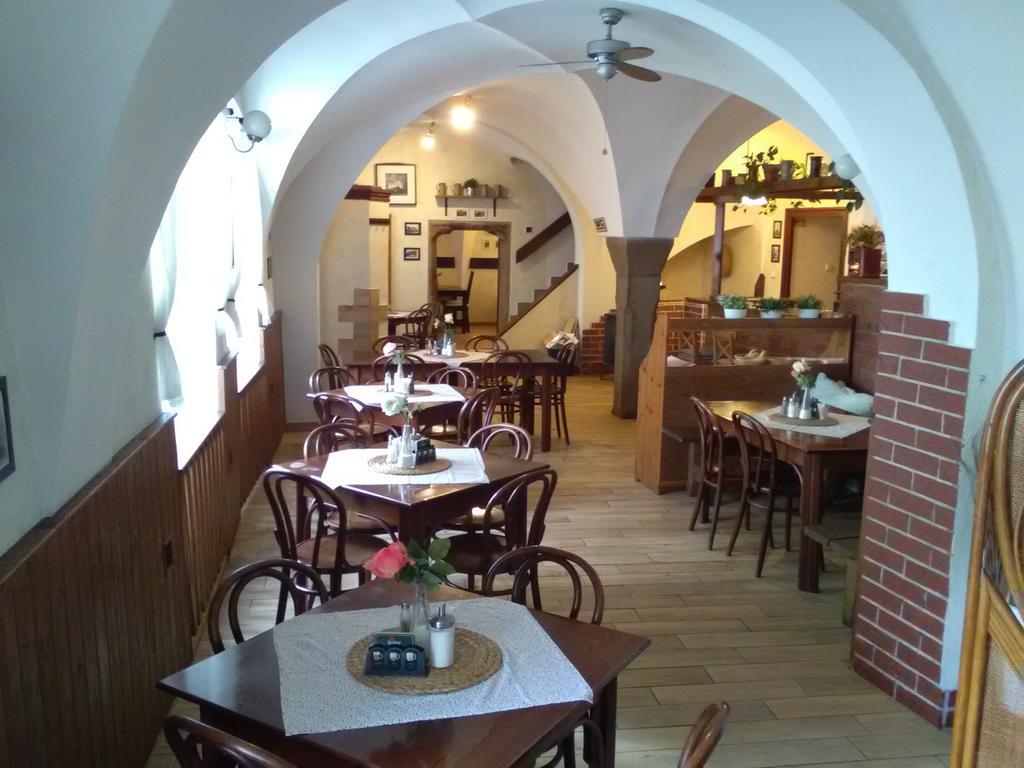 Penzion A Restaurace Modra Ruze ターボル エクステリア 写真