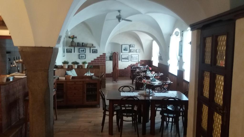 Penzion A Restaurace Modra Ruze ターボル エクステリア 写真